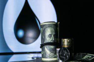 Курс нефти: Цены снижаются, запасы растут