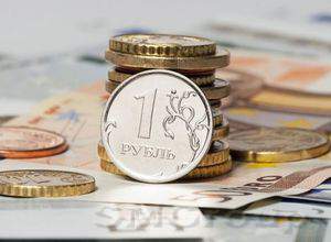 Курс рубля продолжает падение против доллара