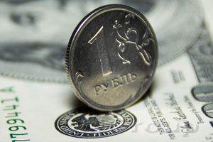 Рубль продолжает ставить новые годовые рекорды