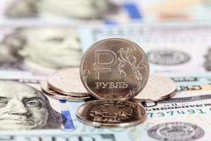 Рубль не устоял перед напором падающей нефти
