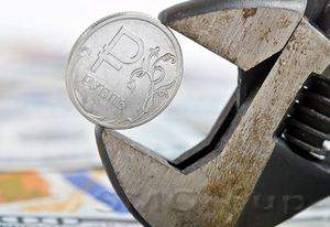 Курс рубля попал под внешний негатив и распродажи