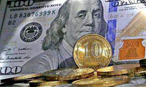 Российская валюта продолжает активно снижаться против доллара и евро