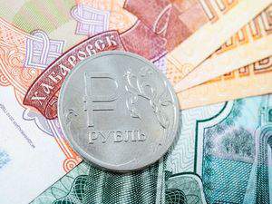 Рубль и цена нефти приостановили падение