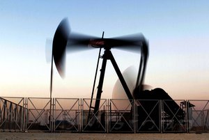 Нефть пытается вернуться к росту вблизи отметки 53$
