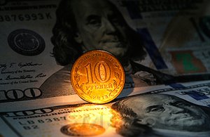 Доллар продолжает падать против евро и рубля Доллар продолжает падать против евро и рубля