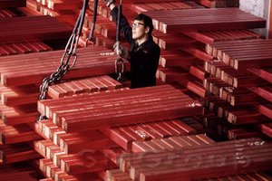 Слабый доллар угрожает росту меди