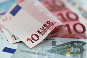 Потери евро к доллару составили больше 100 пунктов