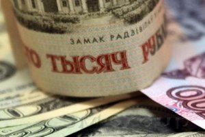 Рубль ослабляют сезонность и политика ЦБР