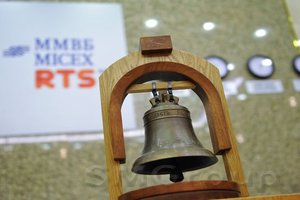 Российский фондовый рынок начал день снижением