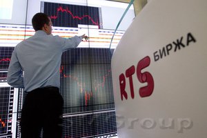 Рубль укрепляется вопреки дешевеющей нефти