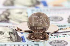 Рубль в понедельник последовал за нефтью