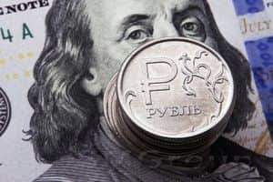 Рубль отстоял важный рубеж к доллару, потеряв связь с нефтью