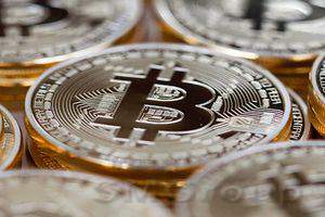 Курс биткоина закрепился выше $10 000