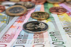 Курс евро восстанавливает дневные потери