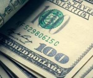 Курс доллара: В последний торговый день года доллар распродают