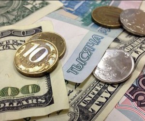Курс рубля: Падающий доллар важнее падающей нефти