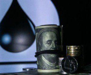 Курс доллара растет, рубль падает, а нефть больше не покупают