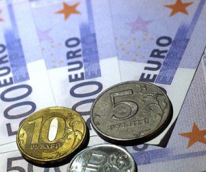 Курс доллара и евро на Московской бирже снизился до 56.20 и 69.80 рублей соответственно