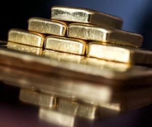 Цена на золото на мировых рынках устояла перед ростом доллара США