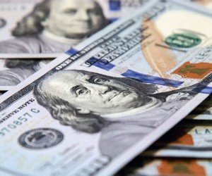 Курс доллара против рубля на Московской бирже потетрял 0.56% Курс доллара против рубля на Московской бирже потетрял 0.56%