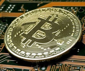 Курс биткоина пытается восстановиться, но крупные игроки не спешат на рынок