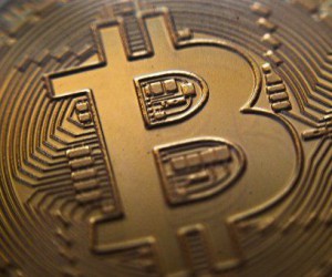 Курс биткоина за сутки потерял почти 6%, продажи криптовалют усилились
