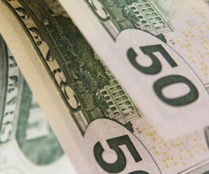 Курс доллара растет, а фондовые рынки напуганы политикой