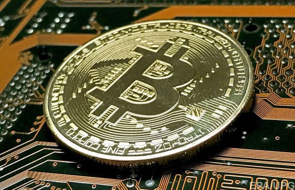 Курс биткоина пытается восстановиться, но крупные игроки не спешат на рынок