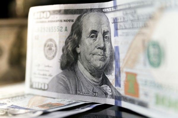 Курс доллара уверенно держится перед оглашением решения ФРС по ставке