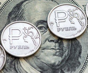 Рубль теряет позиции на фоне оттока средств с развивающихся рынков Рубль теряет позиции на фоне оттока средств с развивающихся рынков