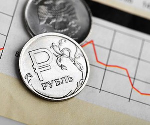 Рубль медленно снижается против мировых валют