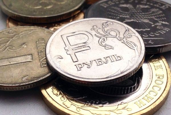 Рубль ориентируется на настроения американских и европейских бирж