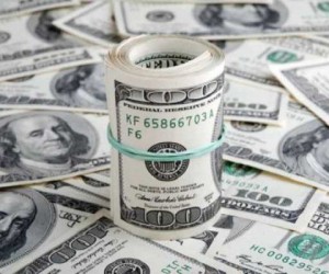 Курс доллара на московской биржеостается в районе отметки 63 рубля