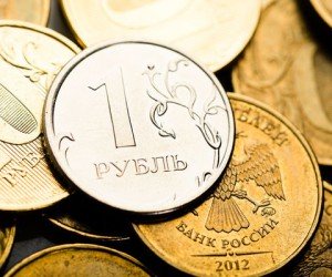 Рубль не удержит текущий курс из-за негатива и падения нефти на 2%