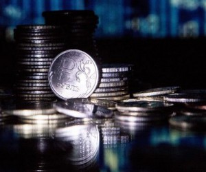 Рубль продолжит падать из-за конфликта США и Китая Рубль продолжит падать из-за конфликта США и Китая