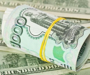 Рубль толкает вверх паника, эксперт спрогнозировал два сценария