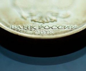Рубль: Санкции уже учтены в курсе, но продажи могут возобновиться