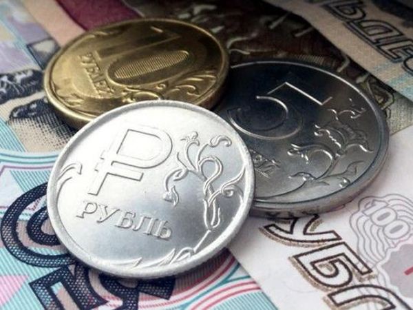Инвесторы избавляются от рубля в пользу растущего доллара