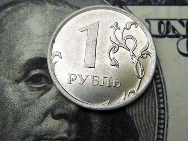 Рубль растет по инерции, доллар остается стабильным