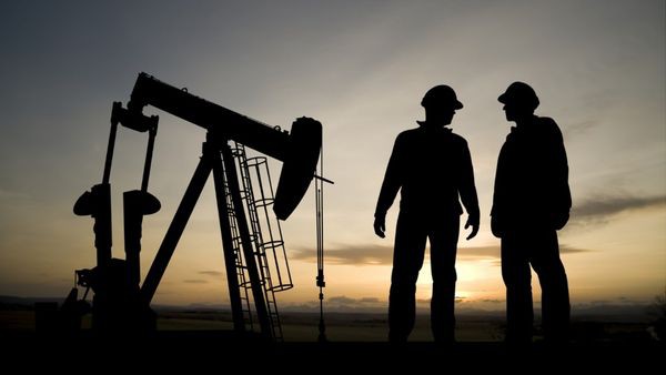 Нефть: Риск новой рецессии мировой экономики мешает росту цен