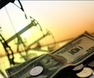 Доллар и нефть укрепили курс рубля
