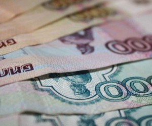 Рубль достиг месячных максимумов против доллара, нефть под давлением