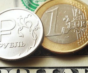 Рубль цепляется за налоги и растет против доллара и евро Рубль цепляется за налоги и растет против доллара и евро
