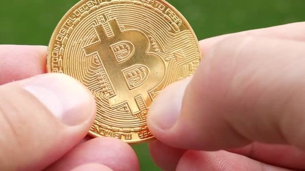 Курс биткоина 18 октября: Эксперты ожидают скорого падения криптовалюты