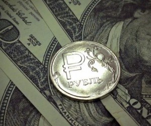 Рубль сегодня падает на 0.5% по отношению к доллару Рубль сегодня падает на 0.5% по отношению к доллару