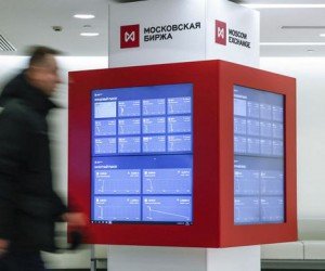 Рынок акций РФ в понедельник начал торги продолжением продаж