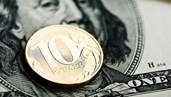 Рубль сдерживает от роста угроза новых санкций