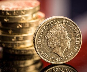 Фунт рухнул из-за решения Мэй отложить голосование по Brexit Фунт рухнул из-за решения Мэй отложить голосование по Brexit