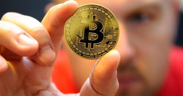 Курс биткоина обвалился на 7%, два важных фактора на сегодня