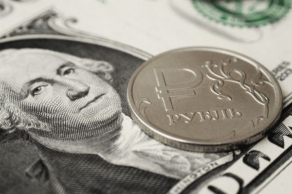 Курс рубля в январе укрепился более чем на 6%